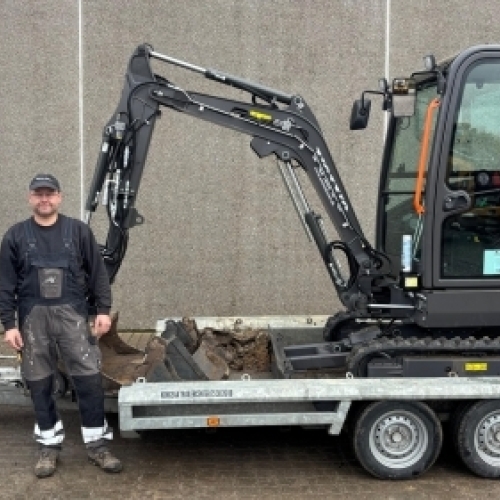 Minigraver klar til kloakarbejde og indvendig nedrivning ved tømning af hus