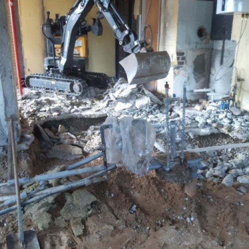 Indvendig nedrivning ved tømning af hus udført med minigraver som forberedelse til renovering
