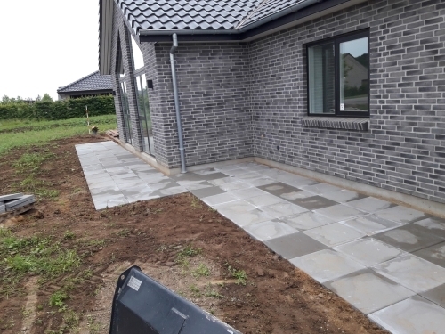 Ny flisebelægning langs husfacade udført med betonfliser