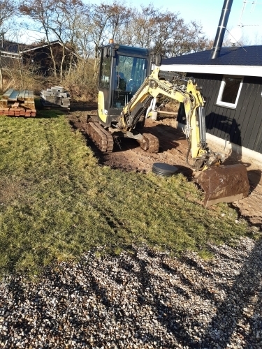 Gravearbejde ved bolig udført med minigraver i forbindelse med kloak- eller jordarbejde.