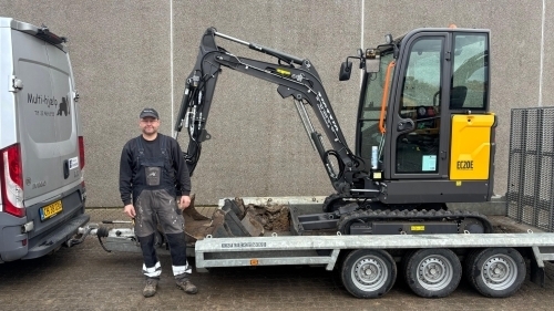 Minigraver klar til kloakarbejde og indvendig nedrivning ved tømning af hus