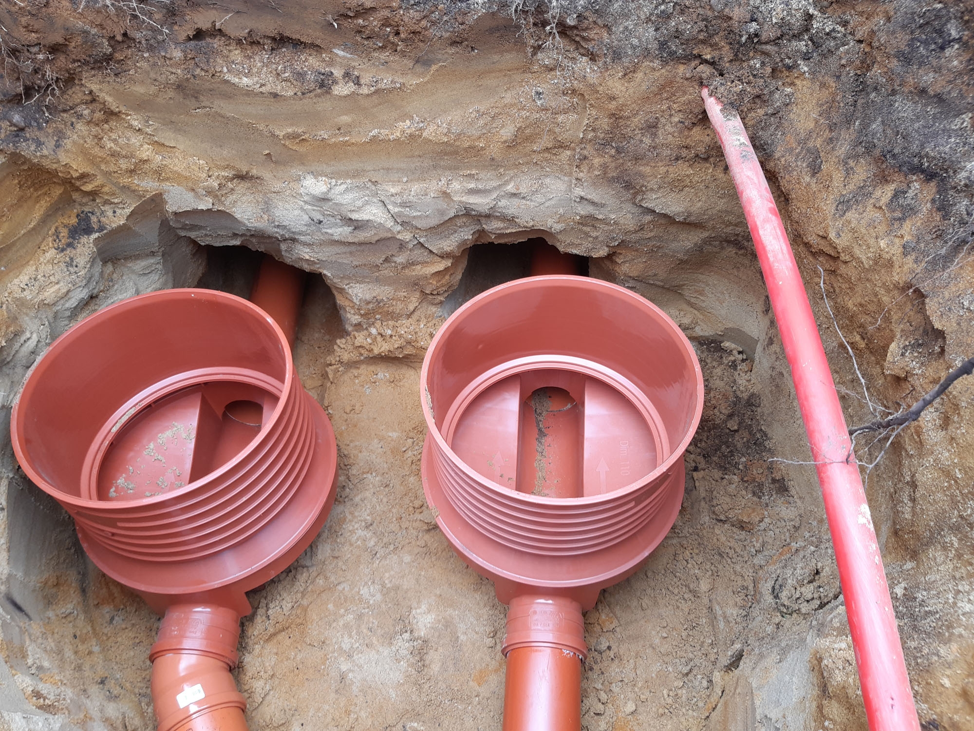 Kloakseparering med adskillelse af regnvand og spildevand i separate kloakbrønde.