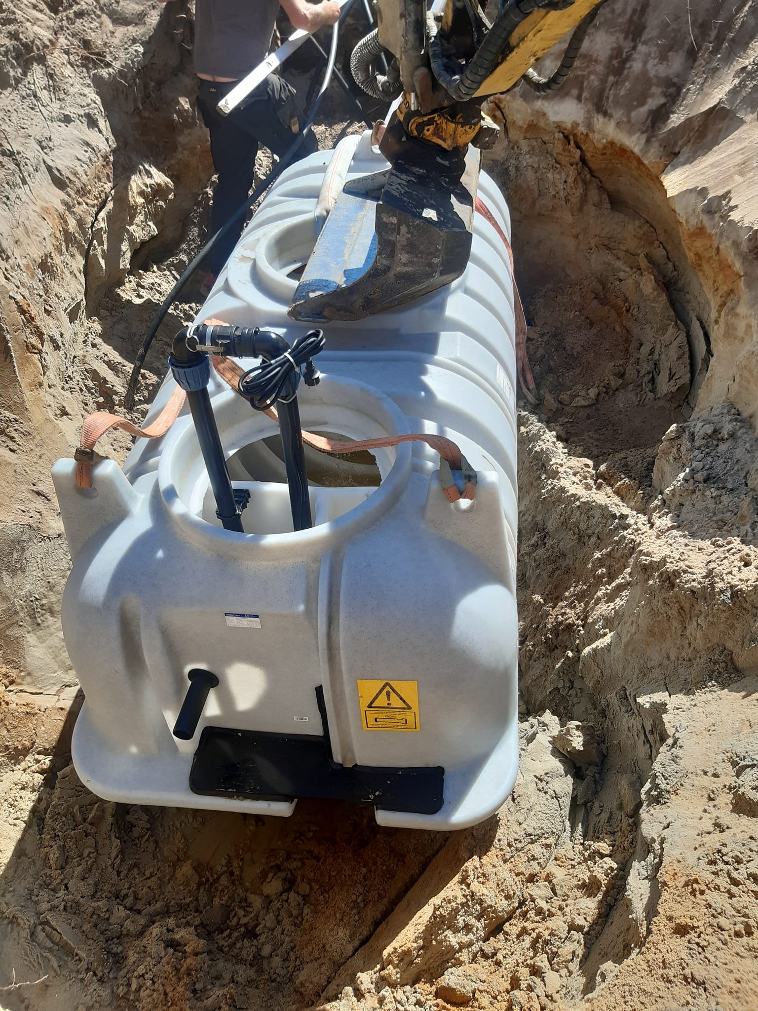 Etablering af nedsivningsanlæg med nedgravning af bundfældningstank til spildevand.